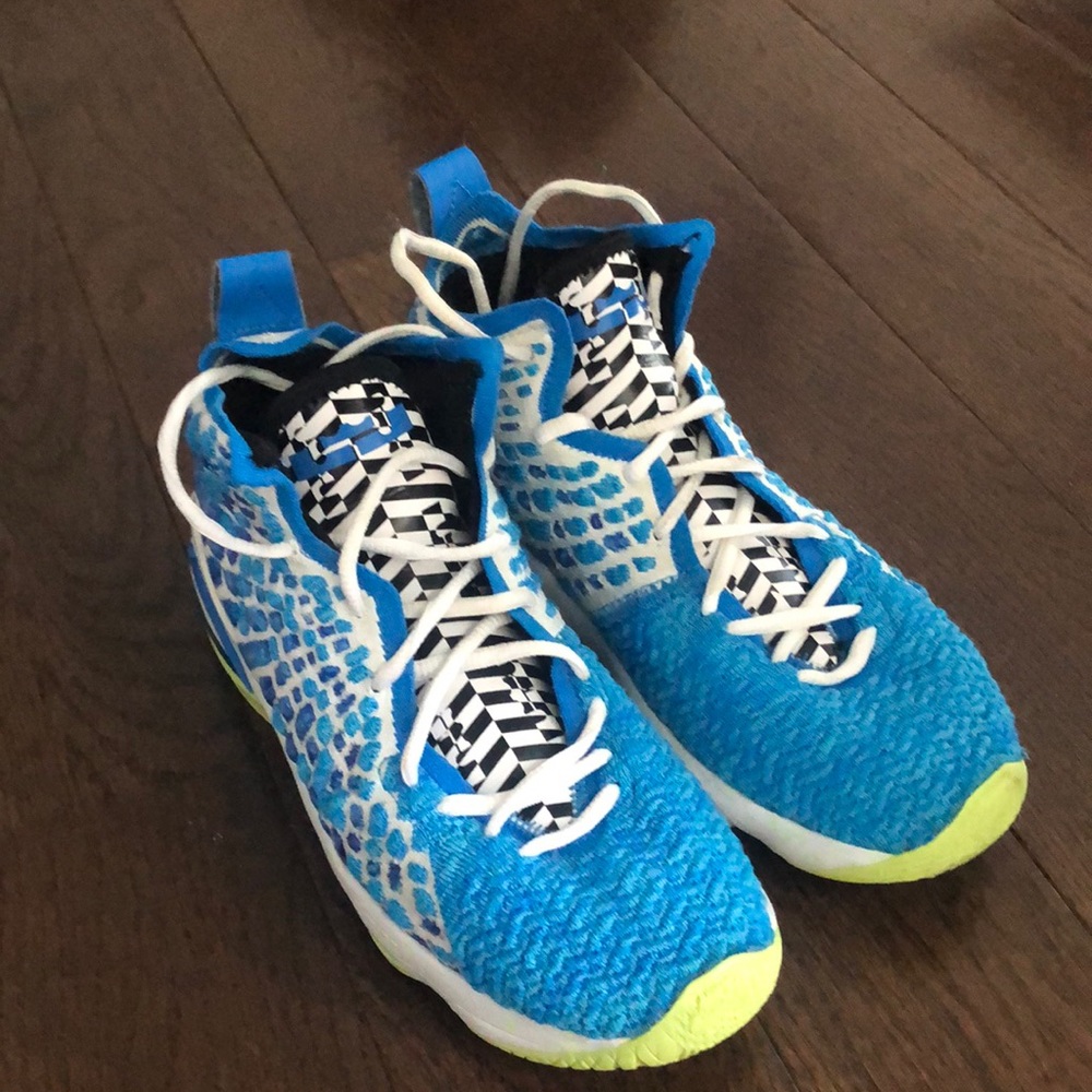 Boys basketball shoes Nike Lebron 17